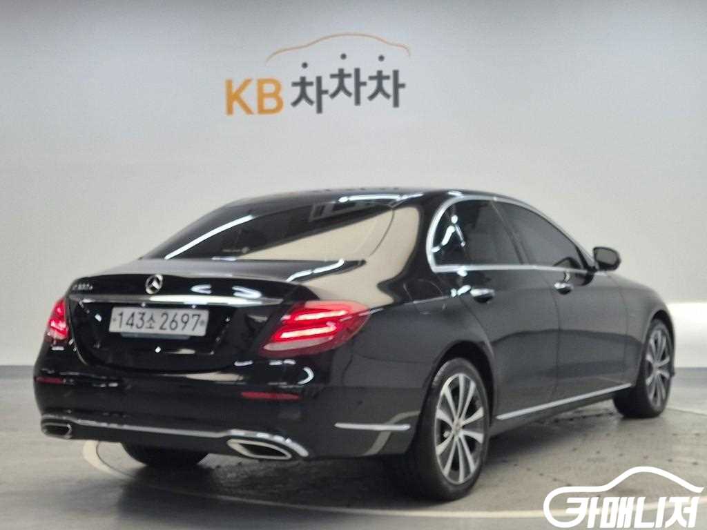 Mercedes-Benz E-Class E-Class W213 E300e Exclusive thumbnail 3