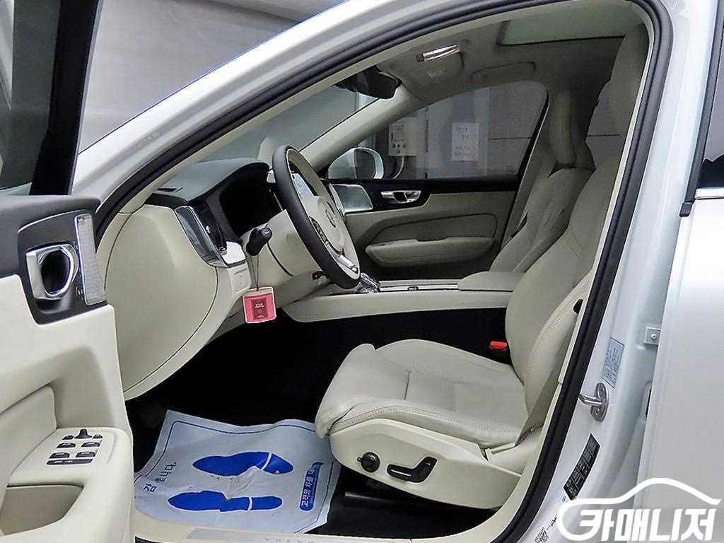 Volvo XC60 B5 AWD Ulteura Bright thumbnail 5